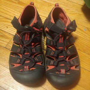 Keen Boy's Sandals Bigger kids size 4.